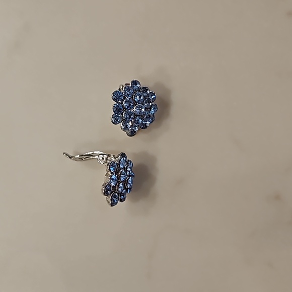 9 Pairs of Vintage Clip on Earrings - Picture 2 of 10
